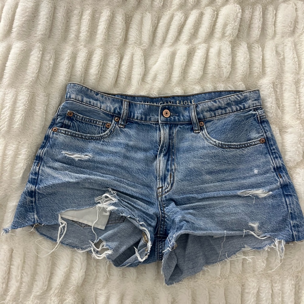 American Eagle 90’s Boyfriend Distressed Short